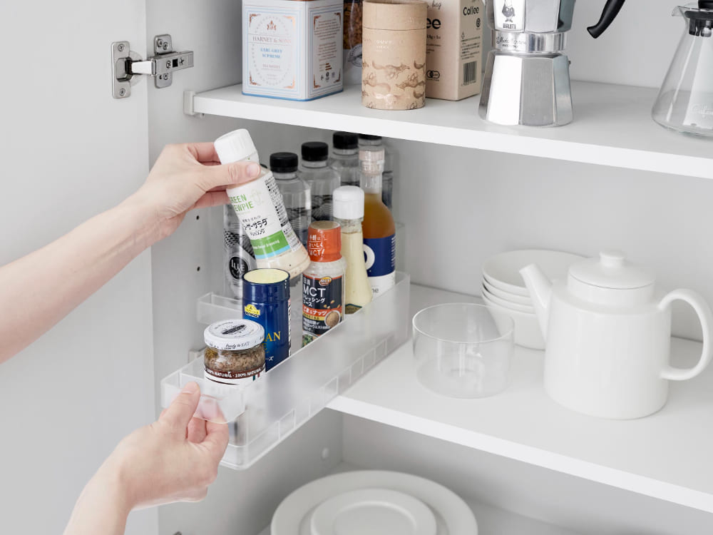 タワー冷蔵庫用収納ケースがキッチンの棚に整然と配置されている様子