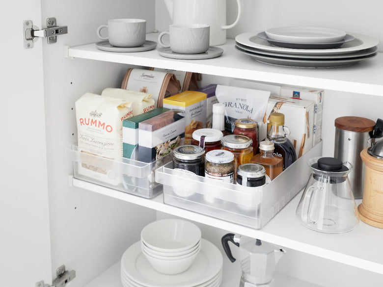 冷蔵庫内の棚に配置された【tower / タワー】冷蔵庫中収納ケース。SサイズとLサイズで食品の整理に最適