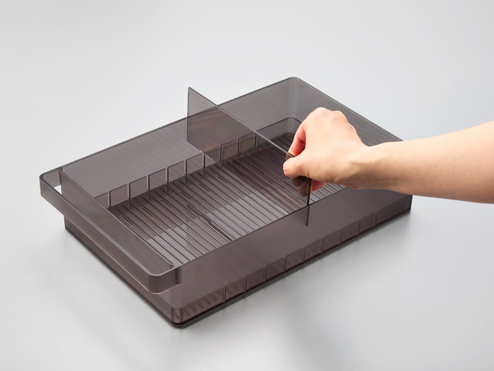 冷蔵庫用収納ケース「タワー」にトレイやキッチン用品が整理されている様子