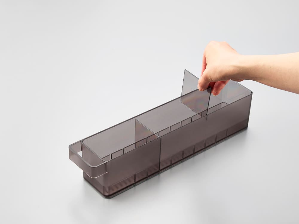 towerの冷蔵庫用プラスチック収納ケースSサイズがディスプレイケースに展示されている