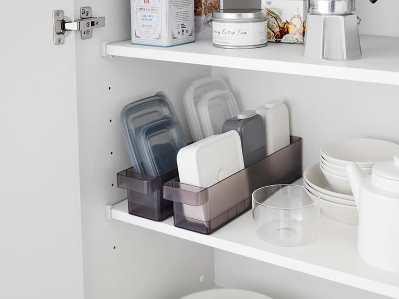 キッチンの棚に設置された「tower / タワー」型冷蔵庫中収納ケース。紙パックドリンクを効率的に整理しています。