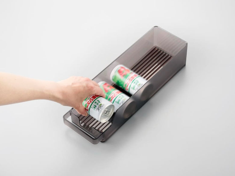 【tower / タワー】冷蔵庫用プラスチック製中缶ストッカー、蓋付きトレイで缶を整理整頓
