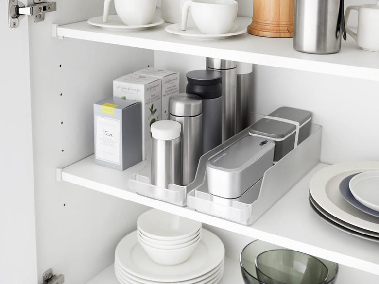 キッチンキャビネットの棚に置かれたポリスチレン製タワー冷蔵庫中缶ストッカー。縦横に缶を整理できるシンプルなデザイン