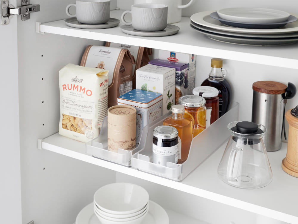 冷蔵庫内に置かれた【tower / タワー】冷蔵庫中缶ストッカー。12本の缶を整理して収納するキッチン用品。