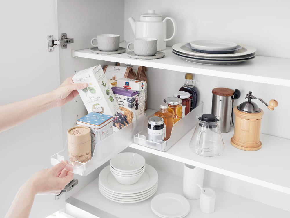 タワー冷蔵庫中缶ストッカーがキッチンの棚に整理整頓されている様子