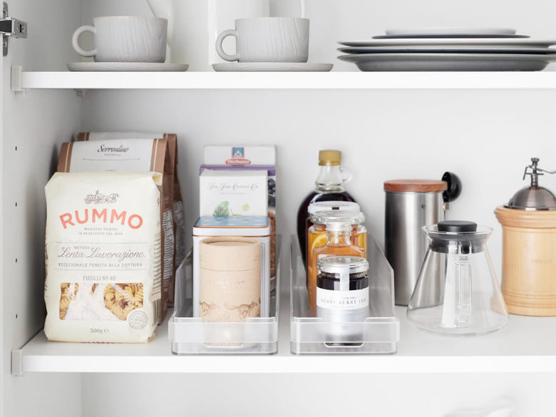 タワー冷蔵庫中缶ストッカーが冷蔵庫の棚に置かれ、12本の缶を収納しているポリスチレン製の収納容器