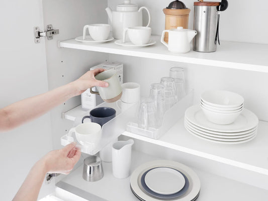 タワー冷蔵庫中缶ストッカーが冷蔵庫内の棚に設置され、12本の缶が縦並びで整然と収納されている様子