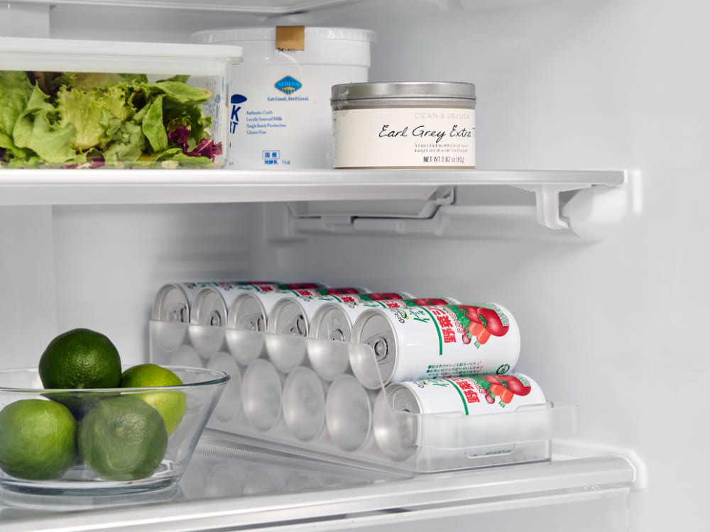 タワー冷蔵庫中缶ストッカーが冷蔵庫内で野菜や缶詰を整理整頓して収納している様子