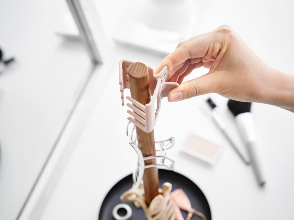 【tower / タワー】ヘアクリップ収納スタンド。スチール製のトレーと天然木のバーを組み合わせたデザインで、サイズは幅16cm×奥行16cm×高さ37.8cm。軽量な290gで、シンプルかつ機能的な収納ソリューションです。