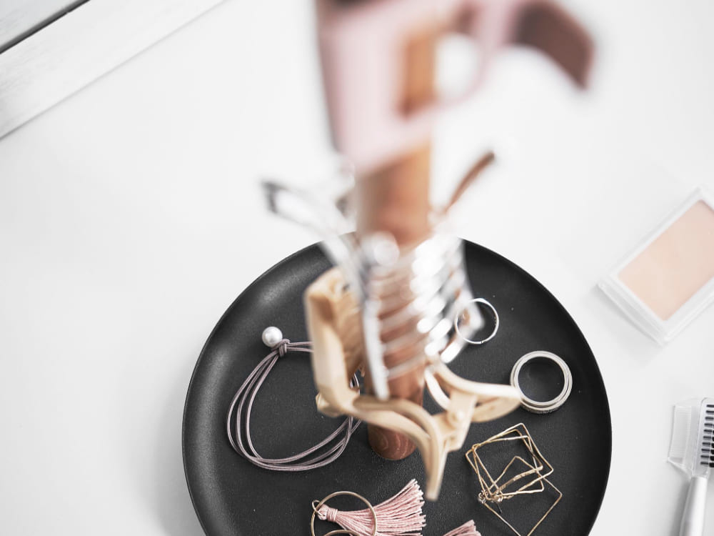 ヘアクリップ収納スタンド「tower」、スチールトレーと天然木バーを使用した組立式のスタンド