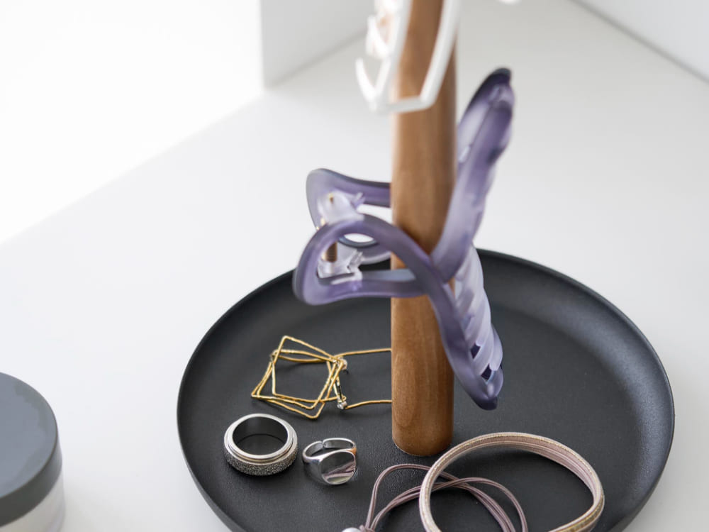 天然木バーとスチール製トレーを使用したヘアクリップ収納スタンドに、ロープ、キッチン用具、電気ケーブルが整理されている様子。サイズW16×D16×H37.8cm。