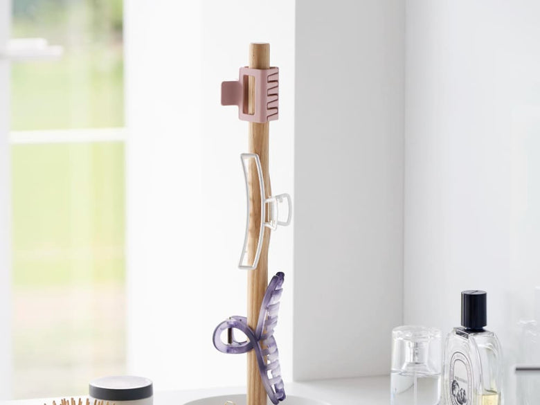 タワー型ヘアクリップ収納スタンド。スチール製トレーと天然木バーを組み立てた全体像