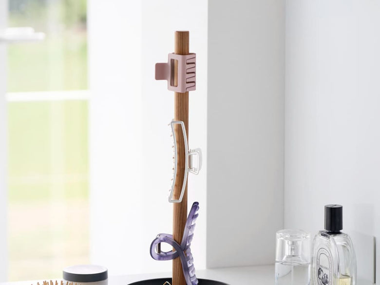 【tower / タワー】ヘアクリップ収納スタンドがスチール製トレーと天然木バーで棚に整然と配置されている様子