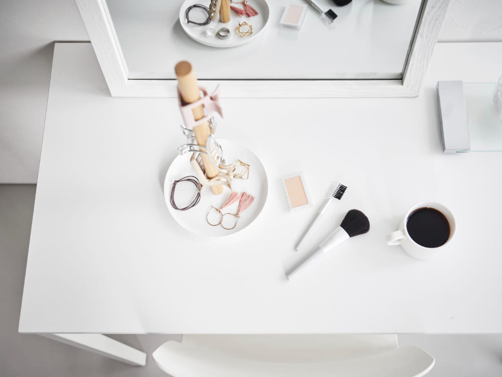 タワー型ヘアクリップ収納スタンド。スチール製トレーと天然木のバーが組み合わさった高さ37.8cmのデザインで、シリコンクッションが付属しています。