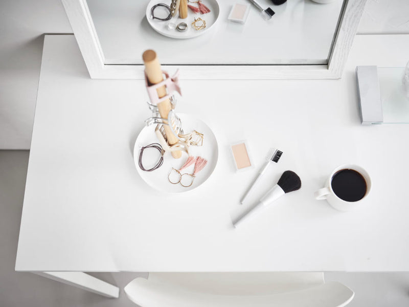 タワー型ヘアクリップ収納スタンド。スチール製トレーと天然木のバーが組み合わさった高さ37.8cmのデザインで、シリコンクッションが付属しています。