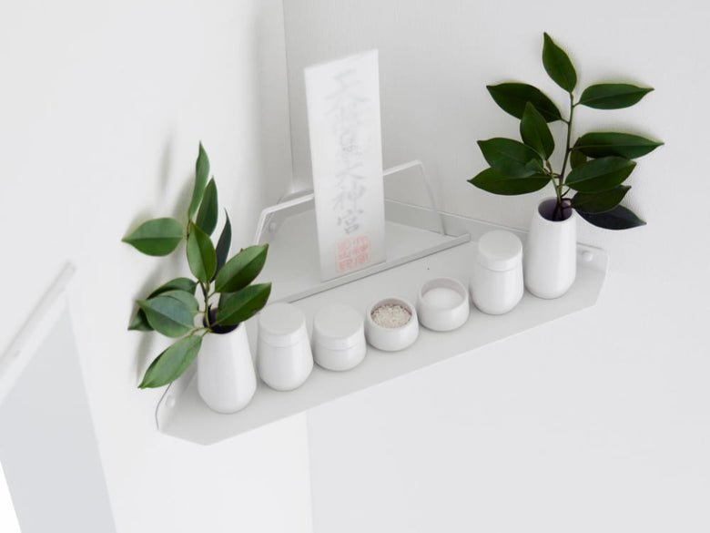 スチール製タワーウォールコーナー神棚に鉢植えのゼラニウムや花瓶が美しく飾られ、壁に設置された様子