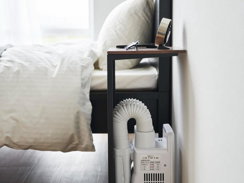 キャスター付き目隠し布団乾燥機スタンド「tower」がベッドルームで使用されている様子