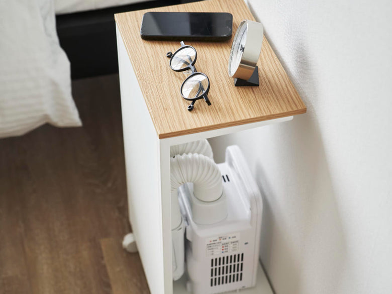 キャスター付き目隠し布団乾燥機スタンドの全体画像。スチール製フレームと天然木化粧繊維板の天板が特徴で、移動が簡単なデザインです。