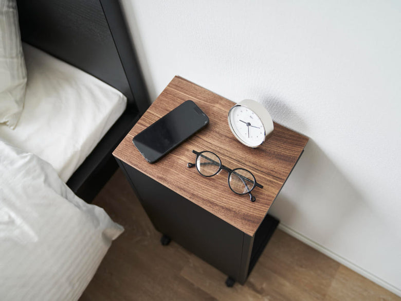 キャスター付き目隠し布団乾燥機スタンドの木製天板とスチールフレームが特徴の製品写真