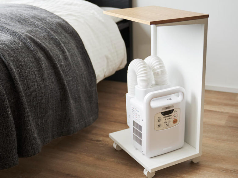 キャスター付き目隠し布団乾燥機スタンド「tower」。スチール本体と天然木天板を備え、W31×D22×H55cmの移動可能なデザイン