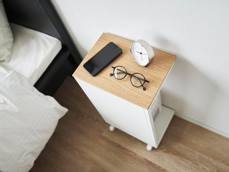 【tower / タワー】キャスター付き目隠し布団乾燥機スタンド。スチール製フレームに天然木の天板と引き出し付きキャビネットが組み合わさったデザイン。