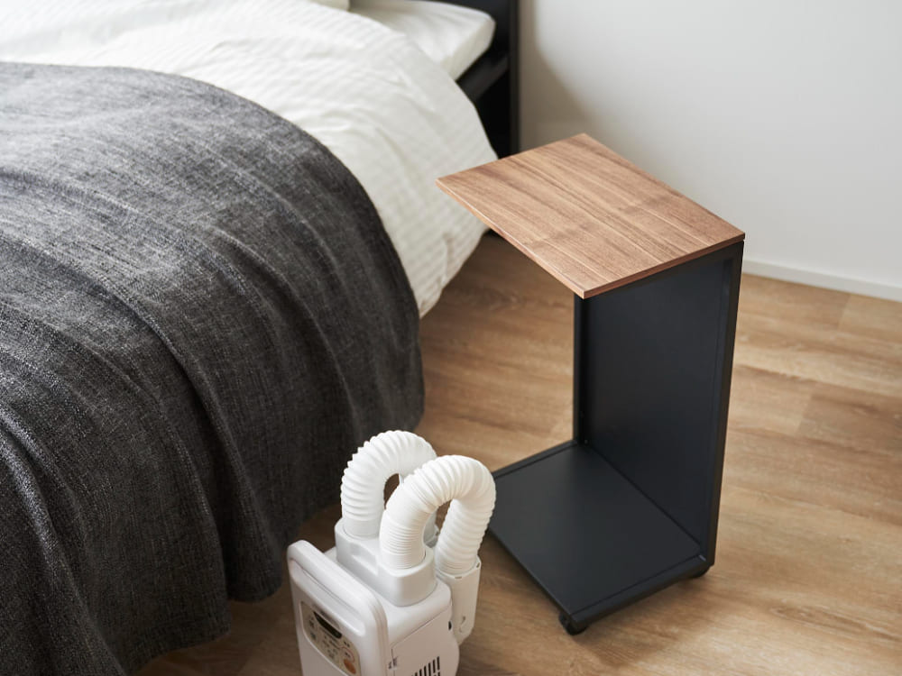 キャスター付きタワー型目隠し布団乾燥機スタンド。スチールフレームと天然木天板を使用し、コンパクトなデザイン。