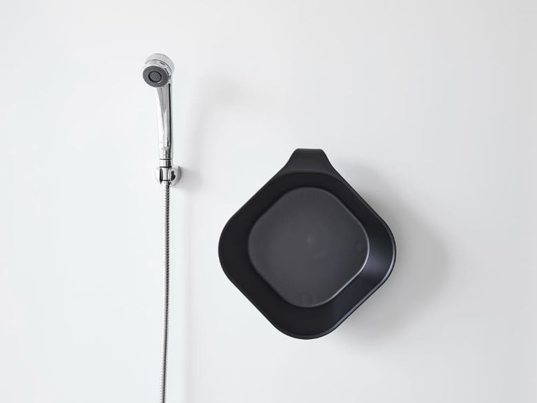 銀色のマグネット付き引っ掛け湯おけ。プラスチック製でスチール面に固定可能な家庭用ハードウェアデザイン。