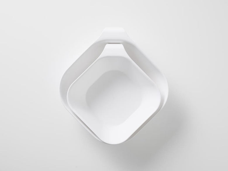 タワー型のマグネット＆引っ掛け湯おけ。銀色のプラスチック製デザイン。