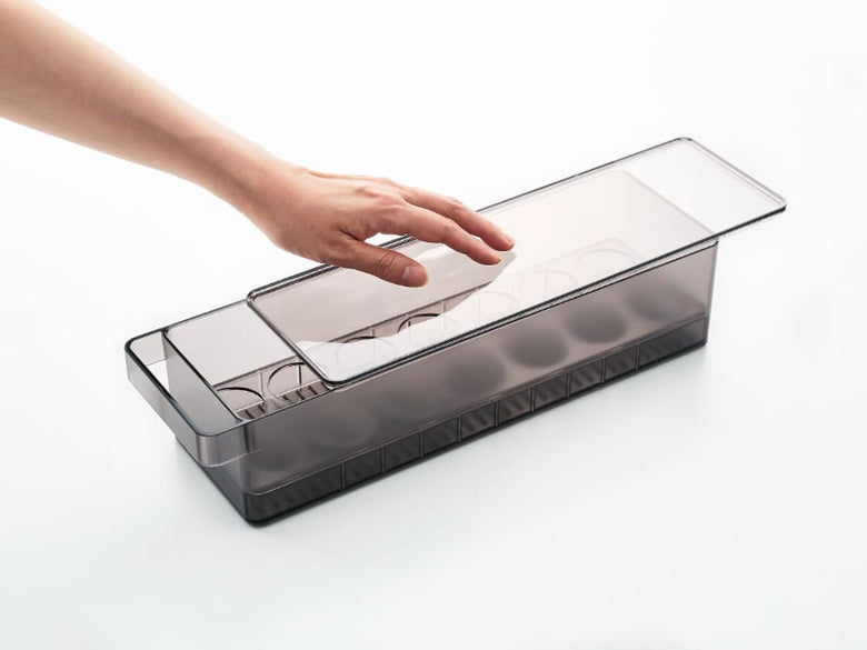 タワーブランドの冷蔵庫用蓋付き卵ケース。プラスチック製トレーに14個の卵を収納可能。
