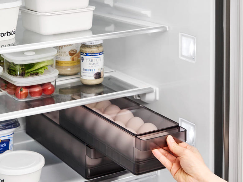 タワー冷蔵庫用中蓋付き卵ケースに14個の卵が整理されて収納されている様子