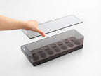 タワー冷蔵庫用中蓋付きプラスチック製卵ケースに14個の卵が整然と収納されている様子