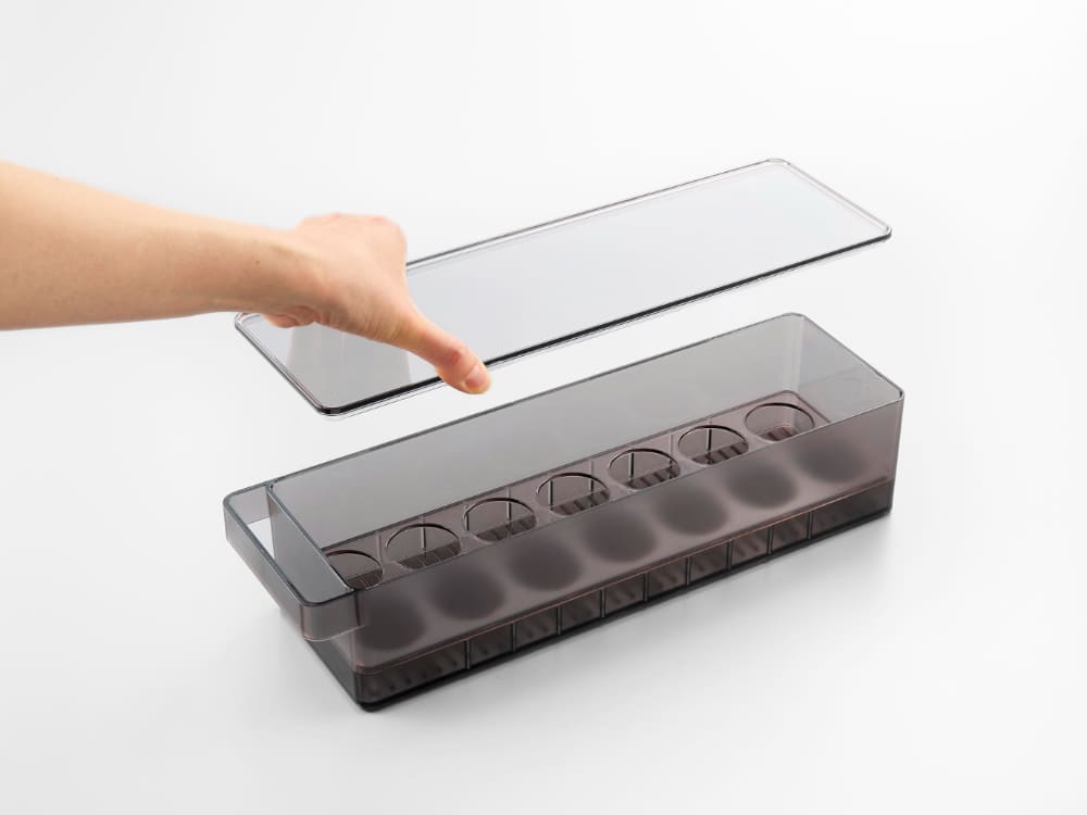 タワー冷蔵庫用中蓋付きプラスチック製卵ケースに14個の卵が整然と収納されている様子