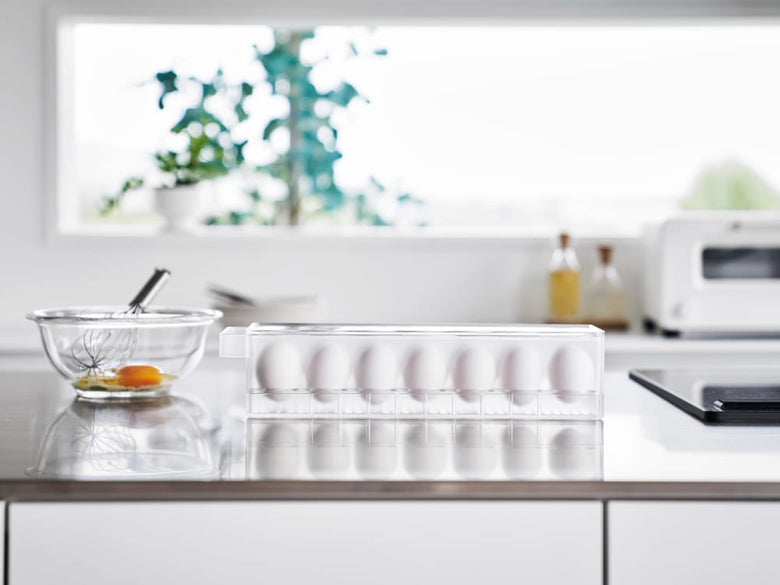 ポリスチレン製の中蓋付き「tower」卵ケースが冷蔵庫内で14個の卵を整理収納している様子