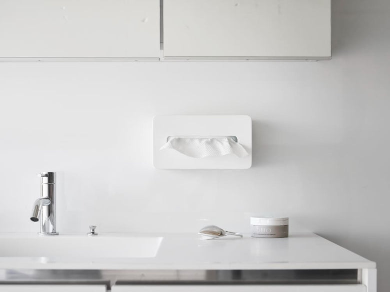 白いバスルームシンクとシルバーの水栓の上に置かれたタワーフィルムフッククレンジングタオルケース