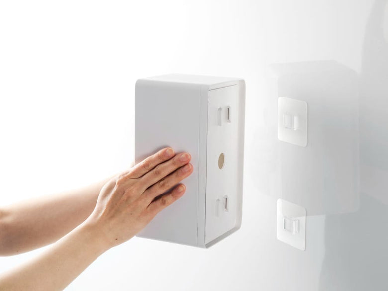 電気コンセントに取り付けられたTowerフィルムフッククレンジングタオルケース