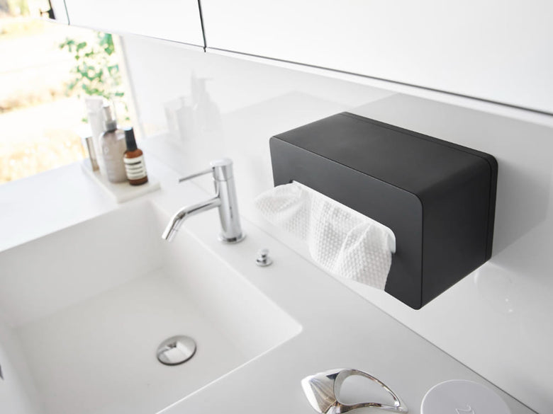 銀色のバスルームに設置されたシンクと水栓、陶器製の浴室キャビネットやハンドドライヤーが映った画像