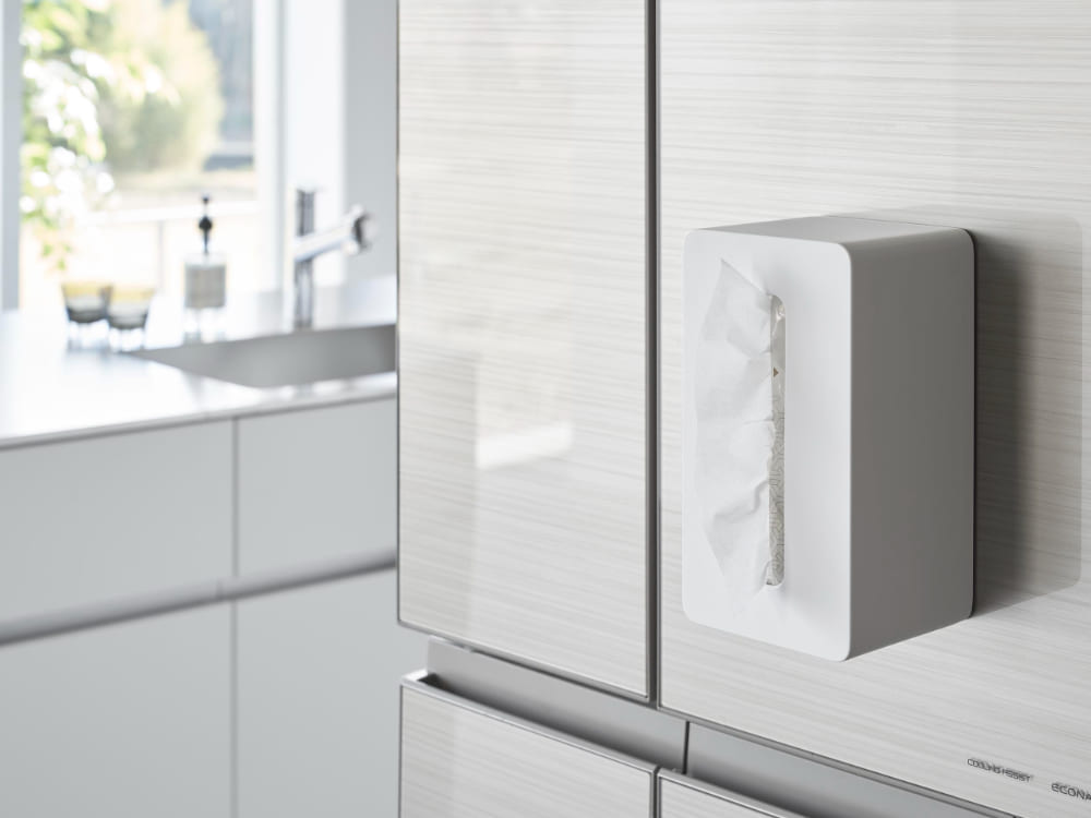 キッチンキャビネットに取り付けられた銀色のタワーフィルムフッククレンジングタオルケース