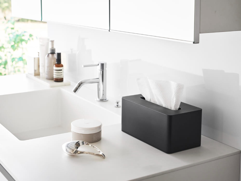 シルバーのABS樹脂製タワー型クレンジングタオルケース。バスルームに最適なモダンなデザインで、クレンジングタオルやティッシュペーパーを整理整頓できます。