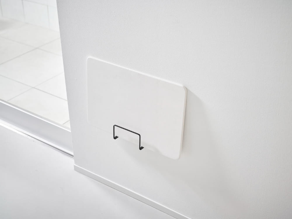 シルバー色のタワー石こうボード対応ウォール体重計ラック、プラスチックとスチール製のモダンなデザイン