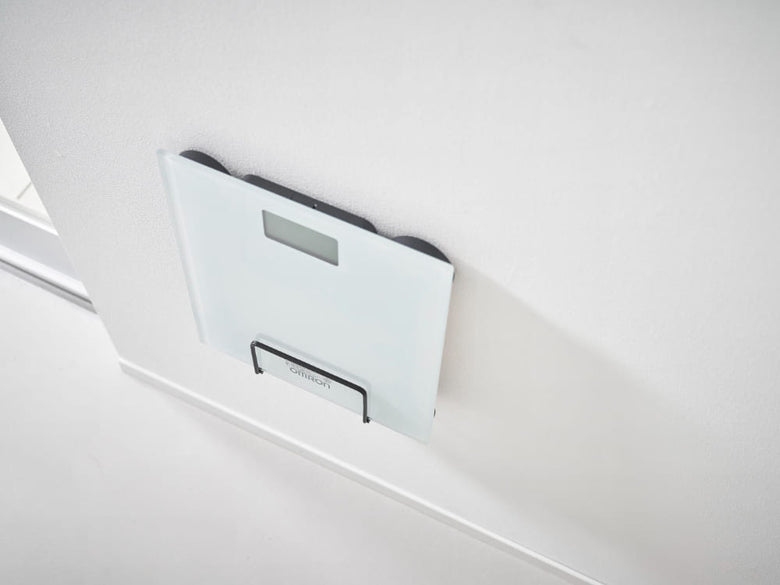 スチール製で銀色の「タワー」ウォール体重計ラックの写真