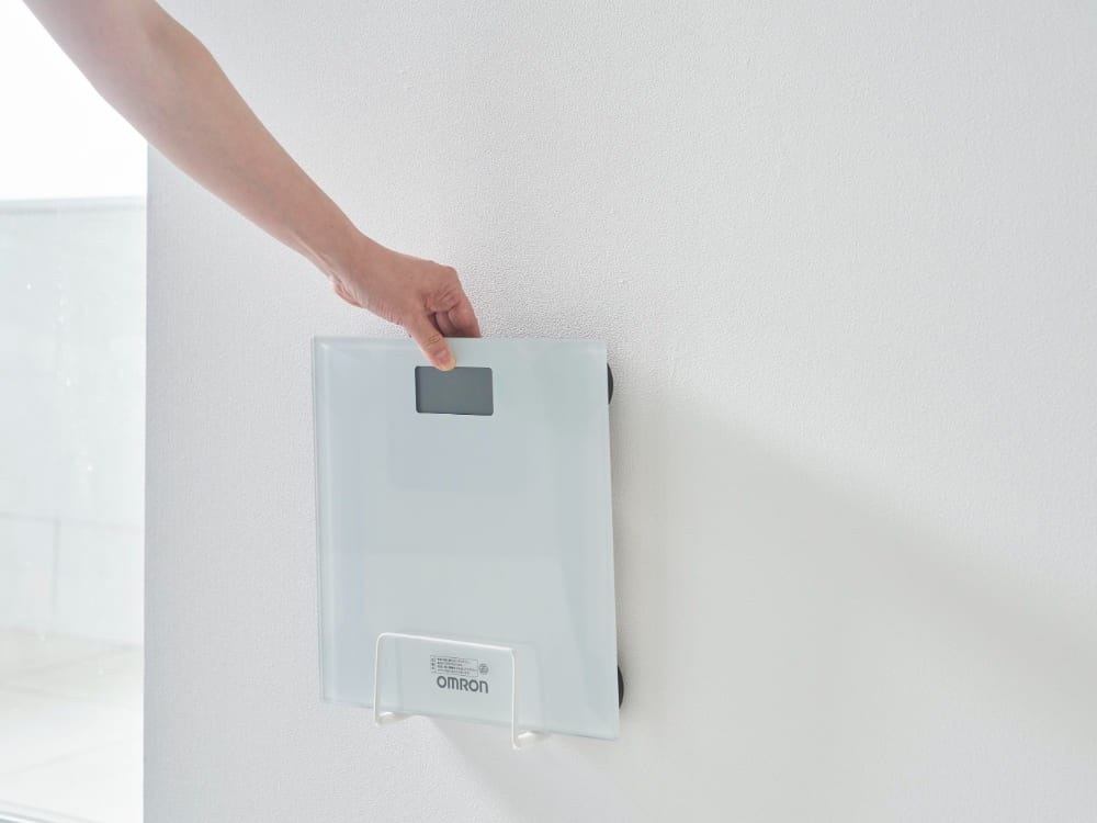 壁に取り付け可能なタワーウォール体重計ラックの製品画像。スチールとプラスチックを使用したモダンなデザイン。