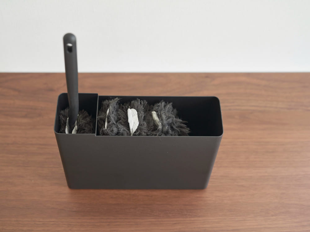 オフィス用品や紙製品が収納されたプラスチック製のボックス