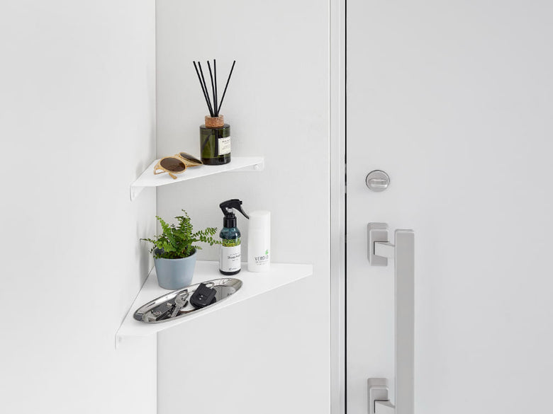 石こうボード壁に取り付けられたスチール製ウォールコーナーシェルフに花鉢が飾られている室内の棚