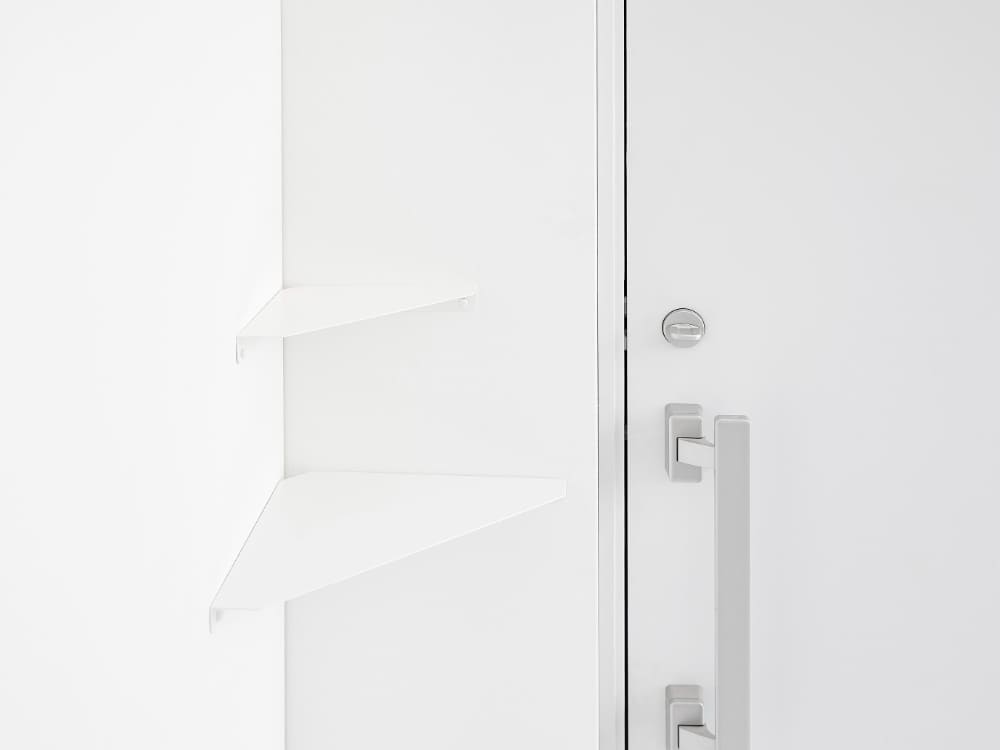 スチール製のタワー石こうボード対応ウォールコーナーシェルフで、ドアやハンドル、ロックなどのハードウェアが付いたデザイン