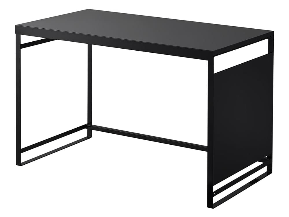 グレーのスチールパネル付きレンジラックがモダンな書斎のデスクと木製床材とともに配置されている様子