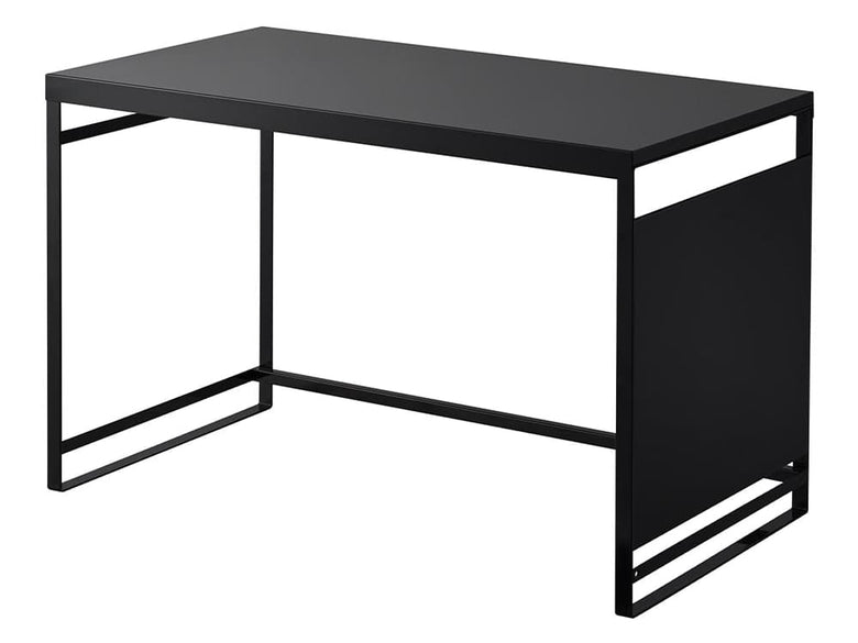 グレーのスチールパネル付きレンジラックがモダンな書斎のデスクと木製床材とともに配置されている様子