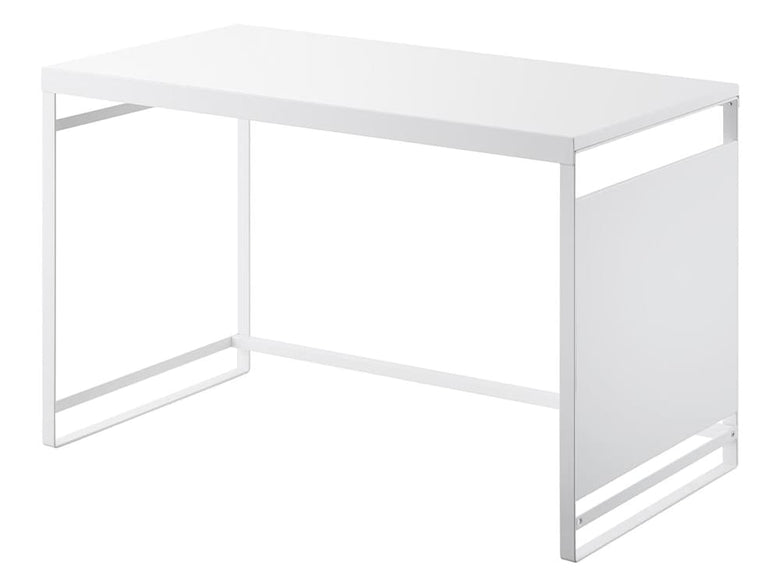 スチールパネル付きタワーレンジラックが木製フローリングの上に設置されている様子。幅75cm、高さ46.7cmの組立式デスクとして使用可能。