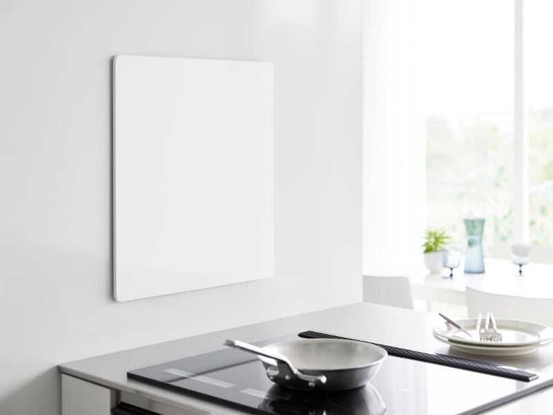 スチール製タワー型フィルムフックスチールパネルの正面図。ポリカーボネート製のフィルムフックが複数取り付けられ、光沢のある平らな面に設置可能です。