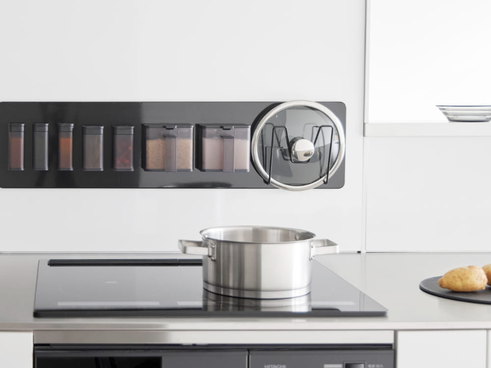 銀色のステンレス製タワー型フィルムフックスチールパネル。キッチンで使用する家庭用ハードウェアで、複数のフィルムフックが取り付けられています。