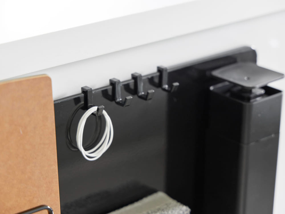 【tower / タワー】フィルムフック付きスチールパネルの製品画像。頑丈なスチール製で、4つのフィルムフックが装着されています。